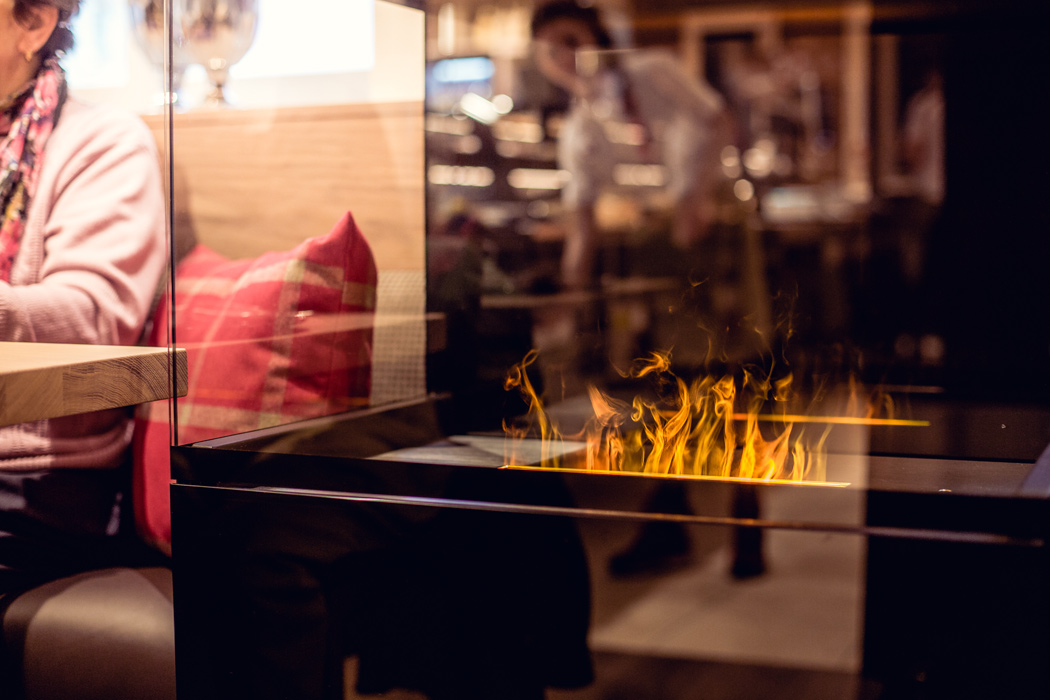 Wärmender Kamin im Café der Bäckerei Frank in Riedenburg